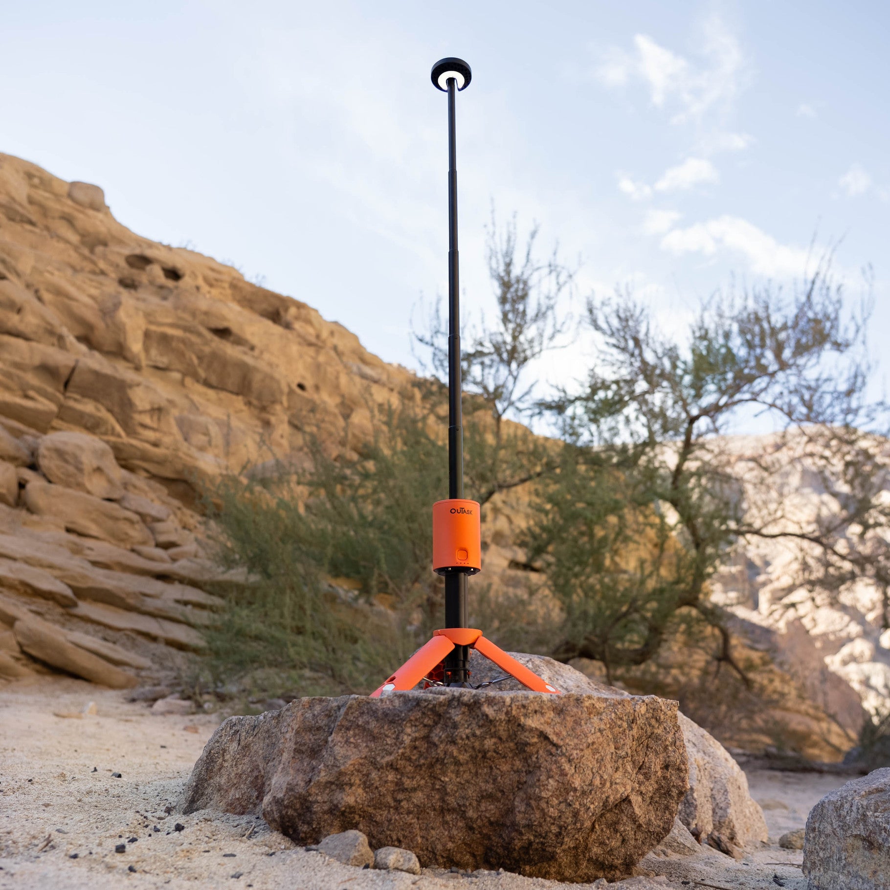 Lampe LED télescopique orange OuTask pour extérieur, 720° d’éclairage, robuste et portable, idéale pour l’éclairage outdoor.