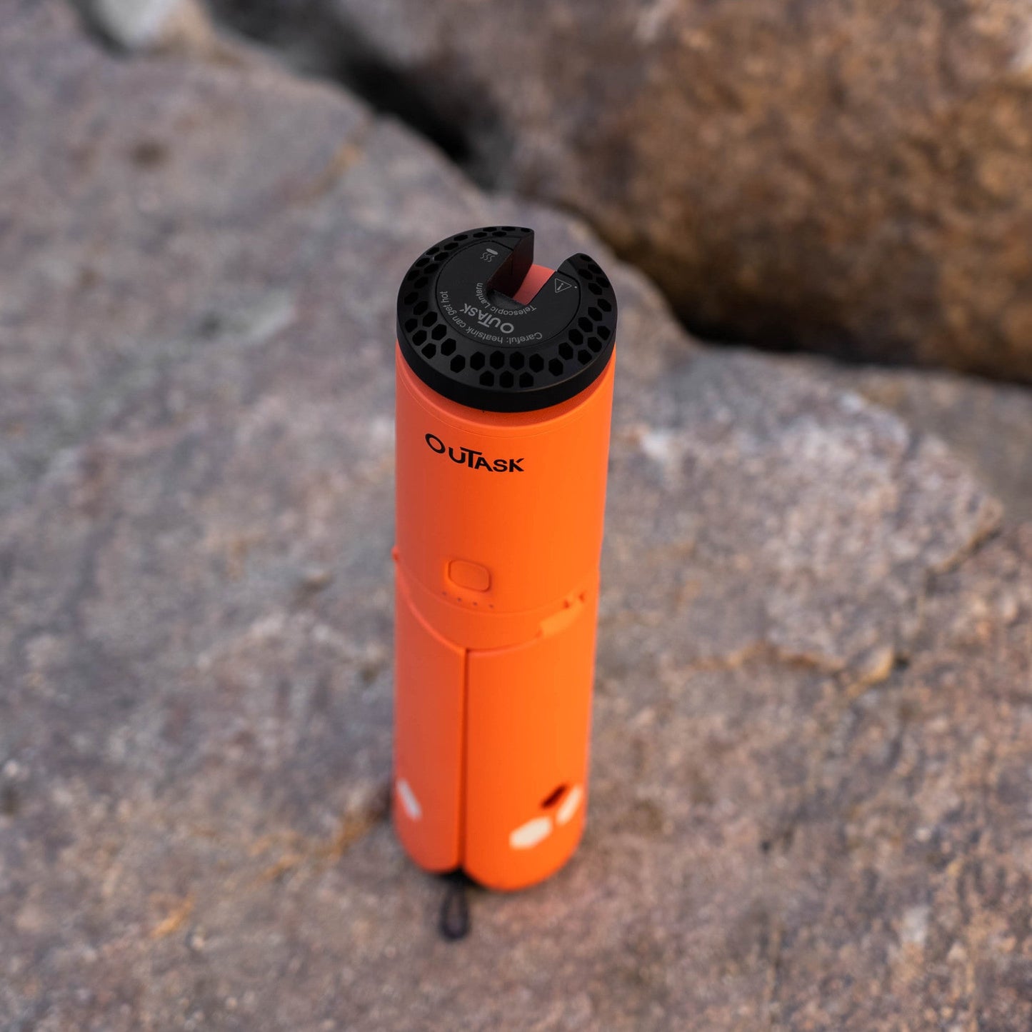 Lampe télescopique LED extérieure OuTask en orange, éclairage LED pivotant à 720° pour l'extérieur.