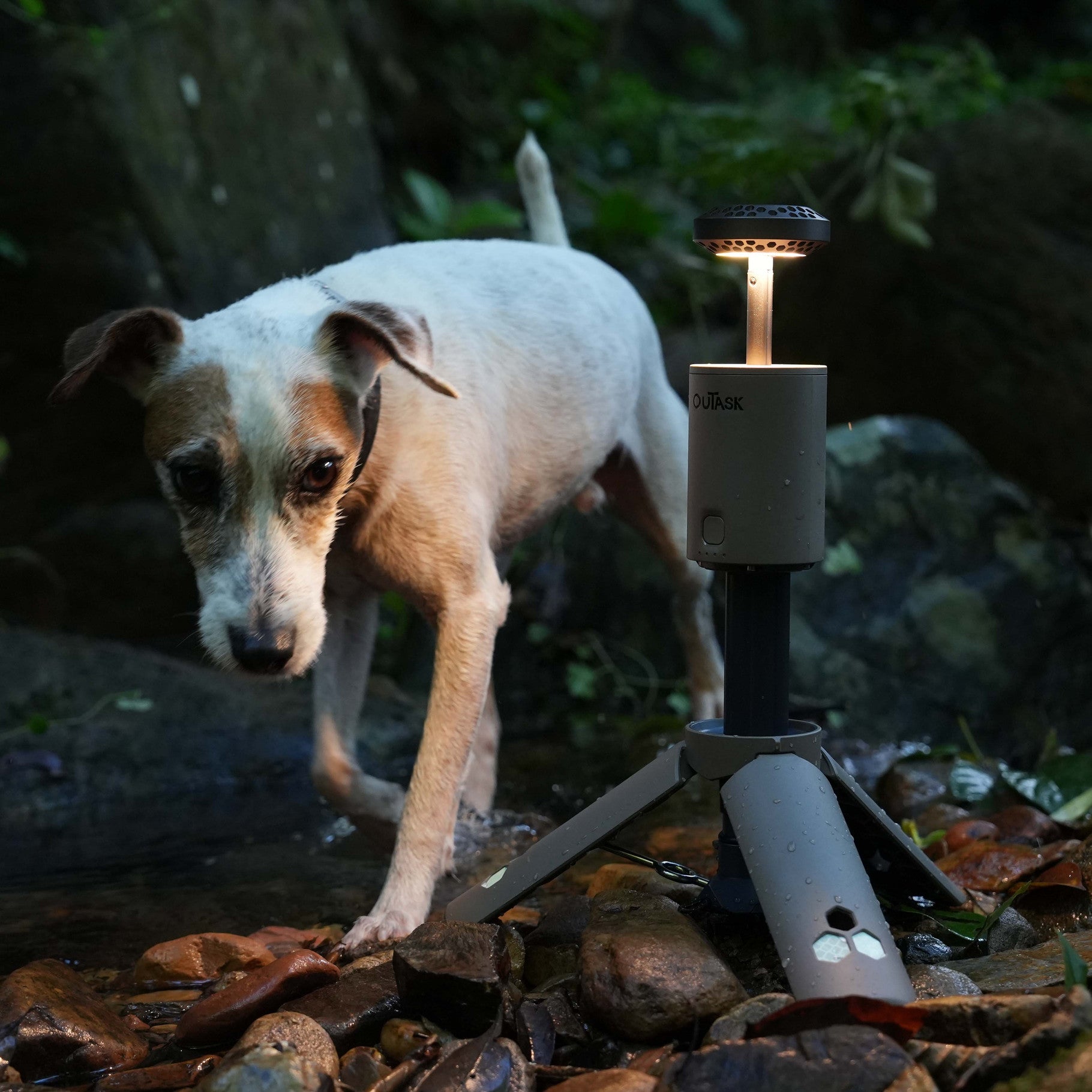 Lampe LED télescopique OuTask Outdoor Tactical Earth avec rotation à 720° pour éclairage extérieur robuste.