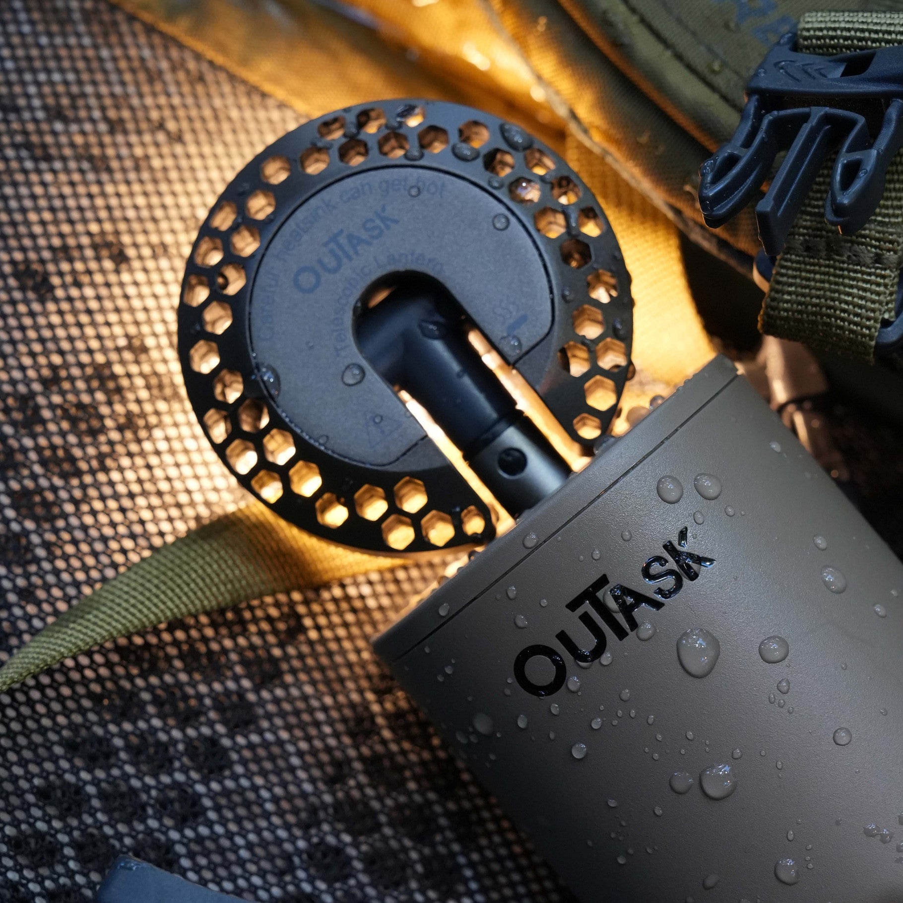 Lampe télescopique LED extérieure OuTask Tactical Earth avec rotation à 720° pour éclairage robuste en plein air.