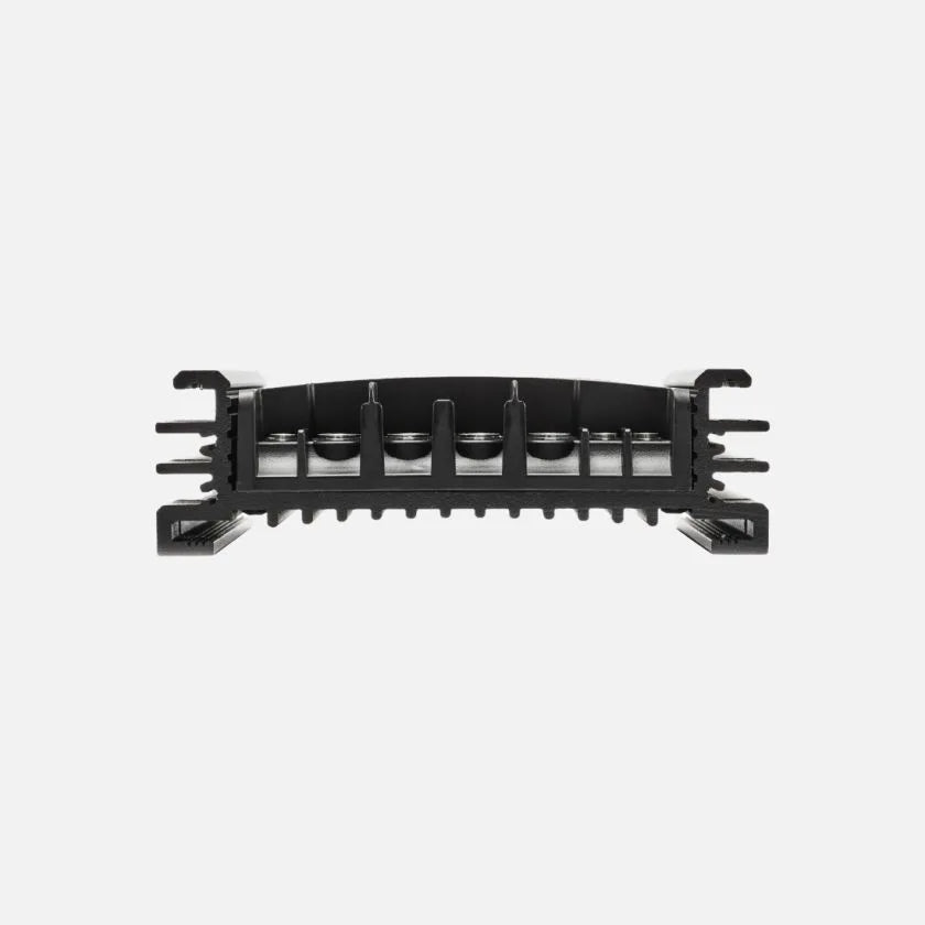 Système de gestion de batterie REDARC SOLI BCDC Alpha50R TVMS Rogue pour énergie et autonomie, avec affichage numérique et câbles.
