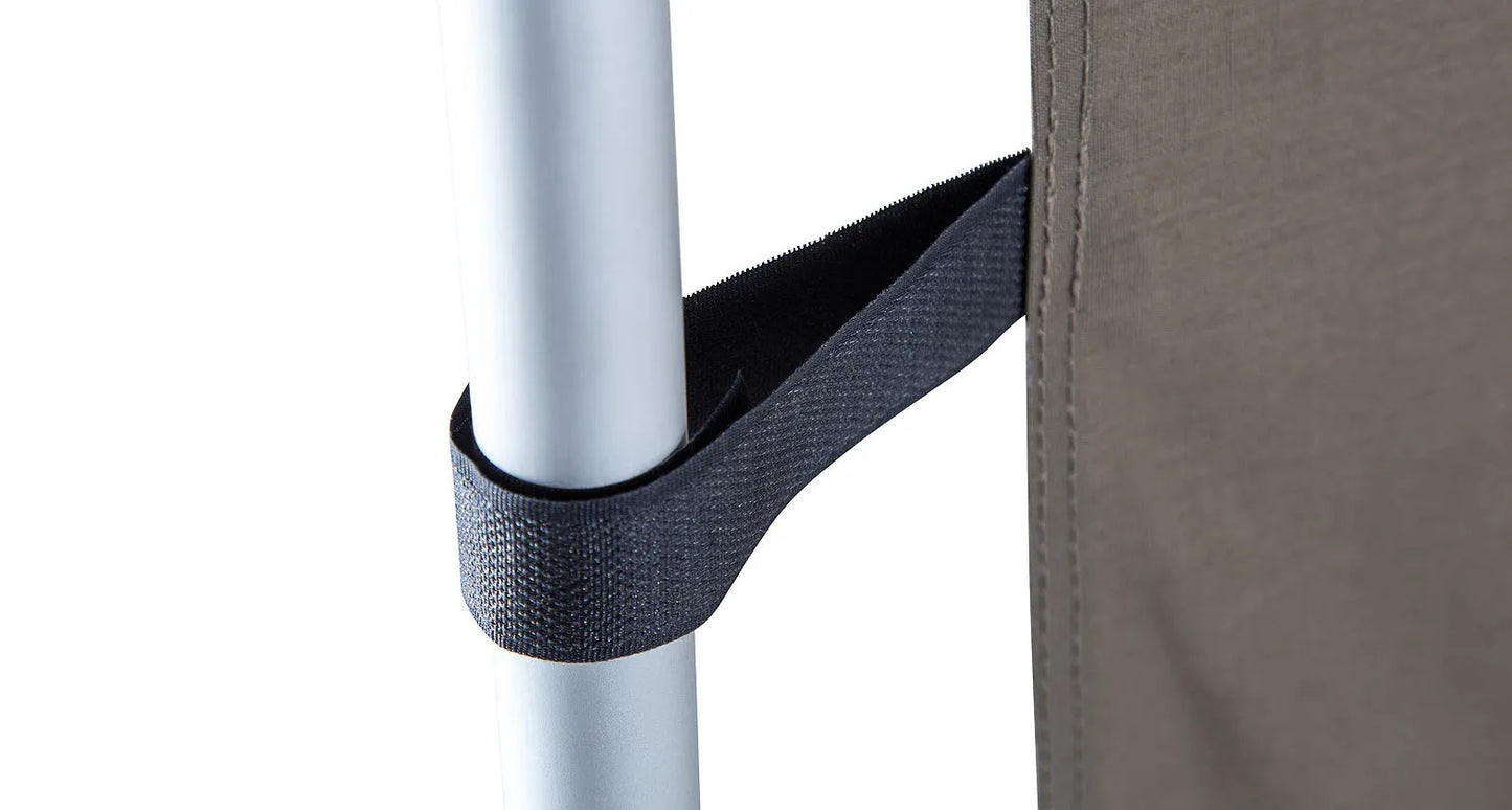 Extension latérale pour auvent Dome 1300 de RHINO-RACK, montre la paroi en tissu robuste pour camping et activités extérieures.