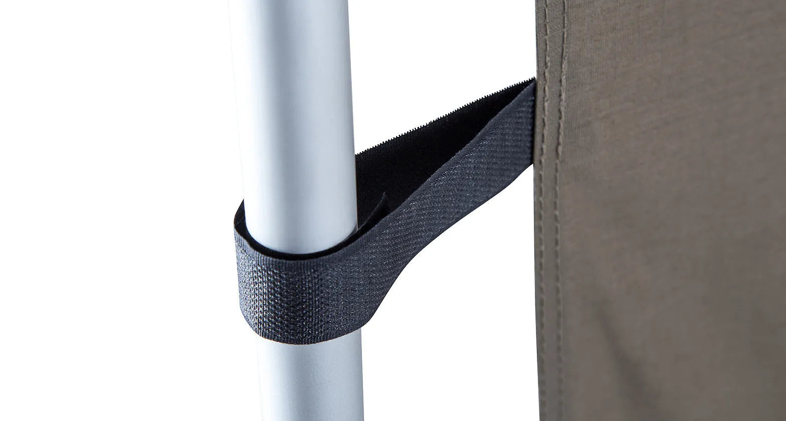 Extension latérale pour auvent Dome 1300 de RHINO-RACK, montre la paroi en tissu robuste pour camping et activités extérieures.