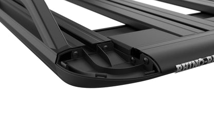 Galerie de toit Rhino-Rack Pioneer 6 2100x1430mm pour véhicule, robuste et résistante, adaptée au transport d'équipements.