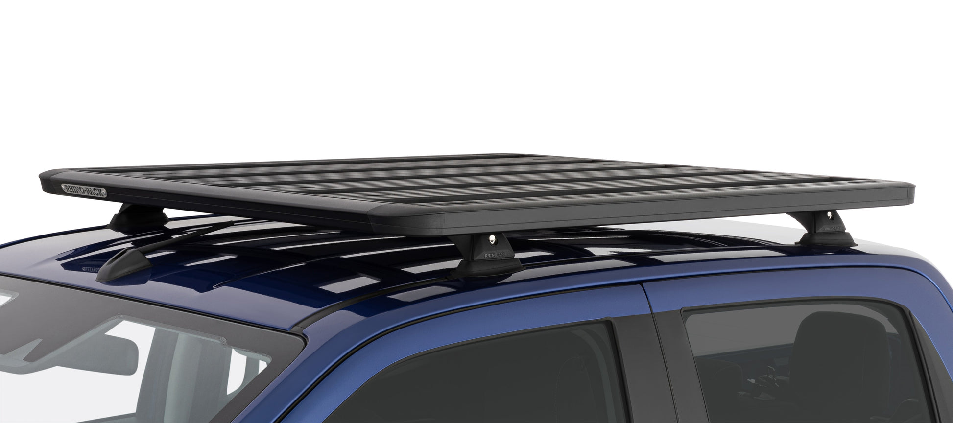 Kit galerie de toit Pioneer + RCH RHINO-RACK pour Isuzu D-Max N60 Double Cab 2020, vue de face avec barres et fixation.
