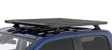 Kit galerie de toit Pioneer + RCH RHINO-RACK pour Isuzu D-Max N60 Double Cab 2020, vue de face avec barres et fixation.