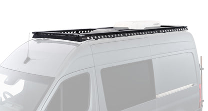 Kit galerie de toit Rhino-Rack Backbone pour Mercedes Sprinter W906 W907 4x4, montage robuste et solide sur le toit du véhicule.