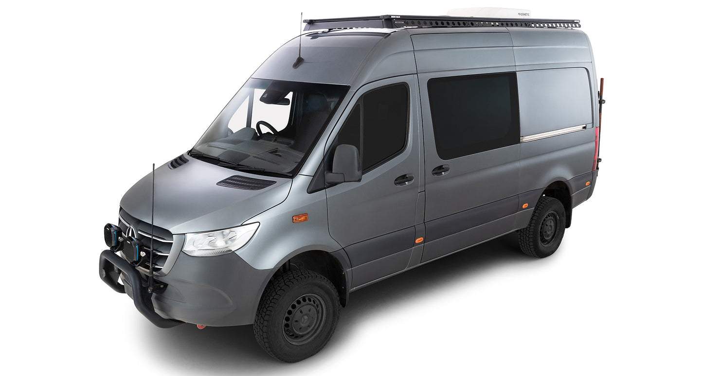 Galerie de toit Rhino-Rack Backbone pour Mercedes Sprinter W906/W907 4x4, fixation robuste pour chargement en extérieur.