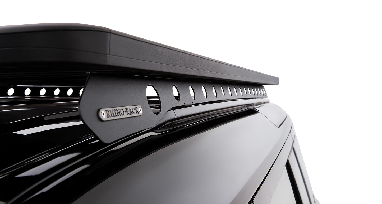 Galerie de toit Rhino-Rack Pioneer pour Land Rover Defender II 110 2020+, dimensions 1900x1240mm, montage sur le toit du véhicule.