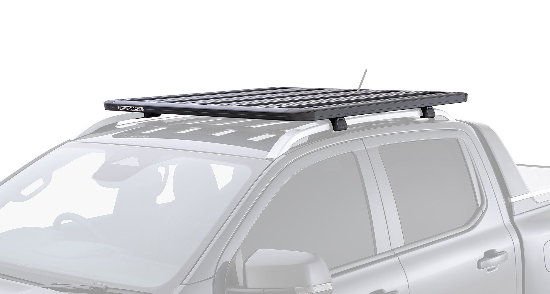 Galerie de toit Rhino-Rack Pioneer 6 1300x1380mm avec pieds RX100, supportant un véhicule tout-terrain.