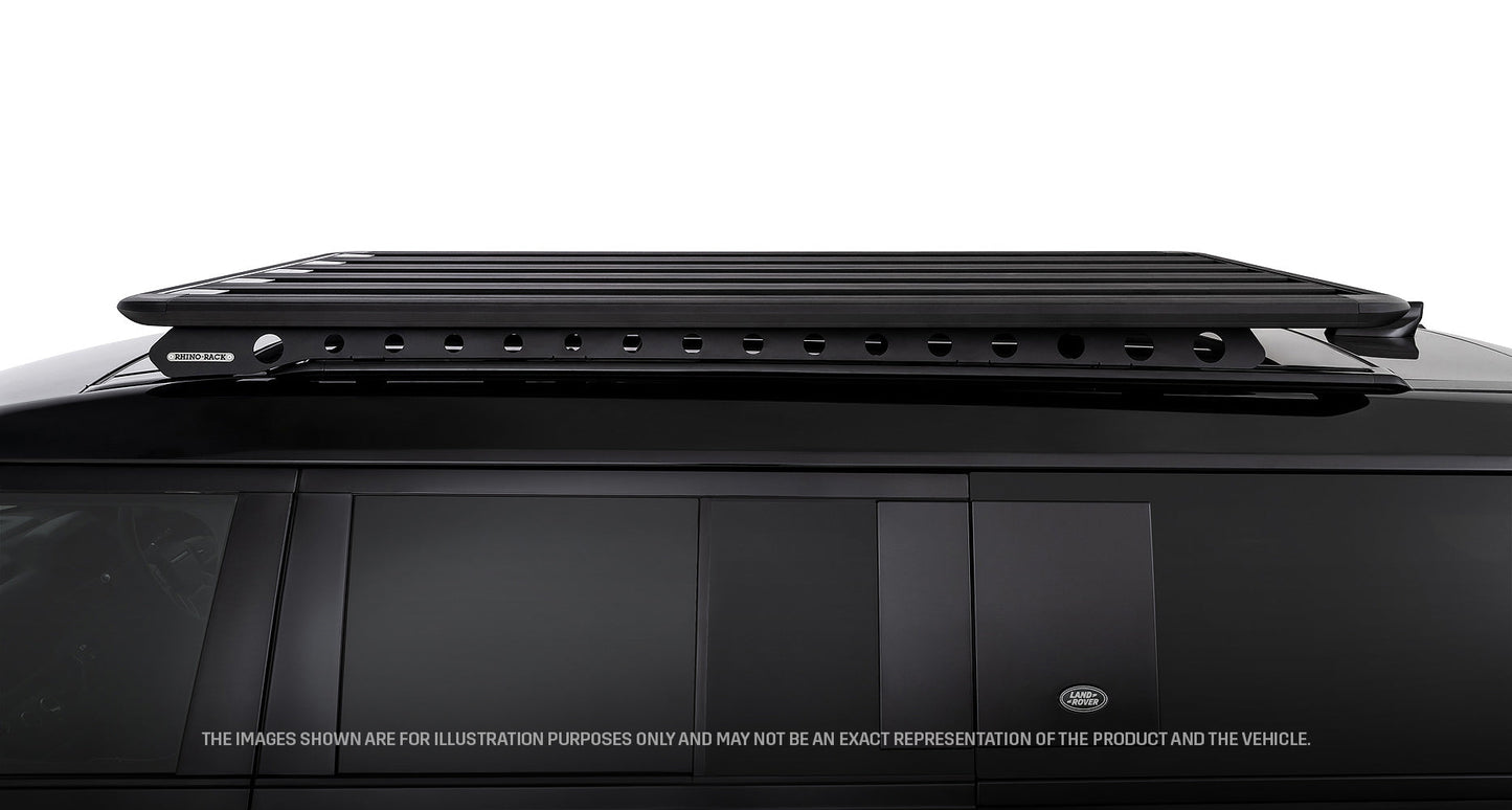 Galerie de toit Rhino-Rack Pioneer 6 pour Land Rover Defender II 130, structure robuste avec barres transversales, installation sur toit.