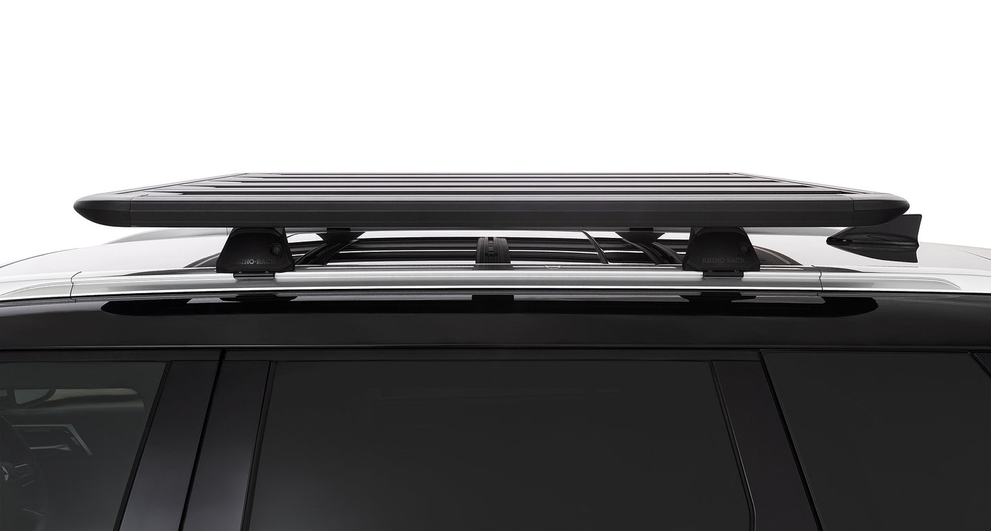 Galerie de toit Rhino-Rack Pioneer pour Mitsubishi Outlander Gen4 2021+, 1300 x 1240 mm, vue de face avec fixation.