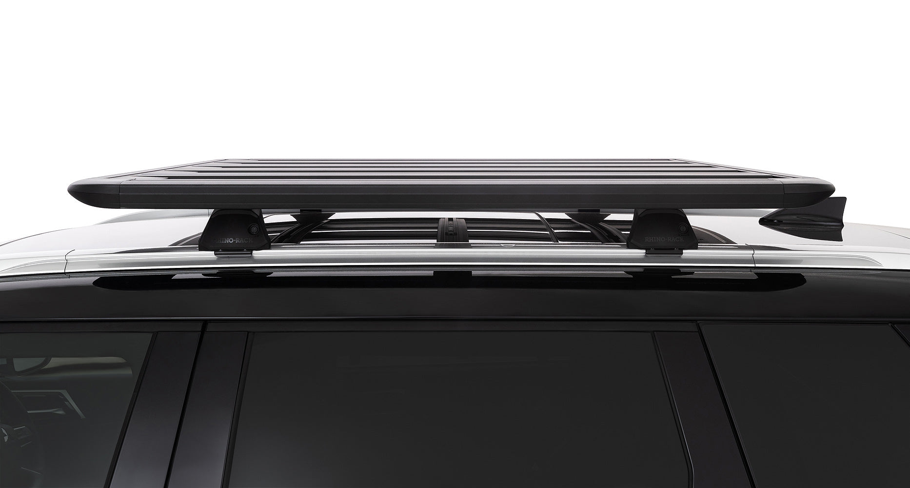 Galerie de toit Rhino-Rack Pioneer pour Mitsubishi Outlander Gen4 2021+, 1300 x 1240 mm, vue de face avec fixation.