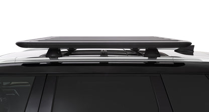 Galerie de toit Rhino-Rack Pioneer pour Mitsubishi Outlander Gen4 2021+, 1300 x 1240 mm, vue de face avec fixation.
