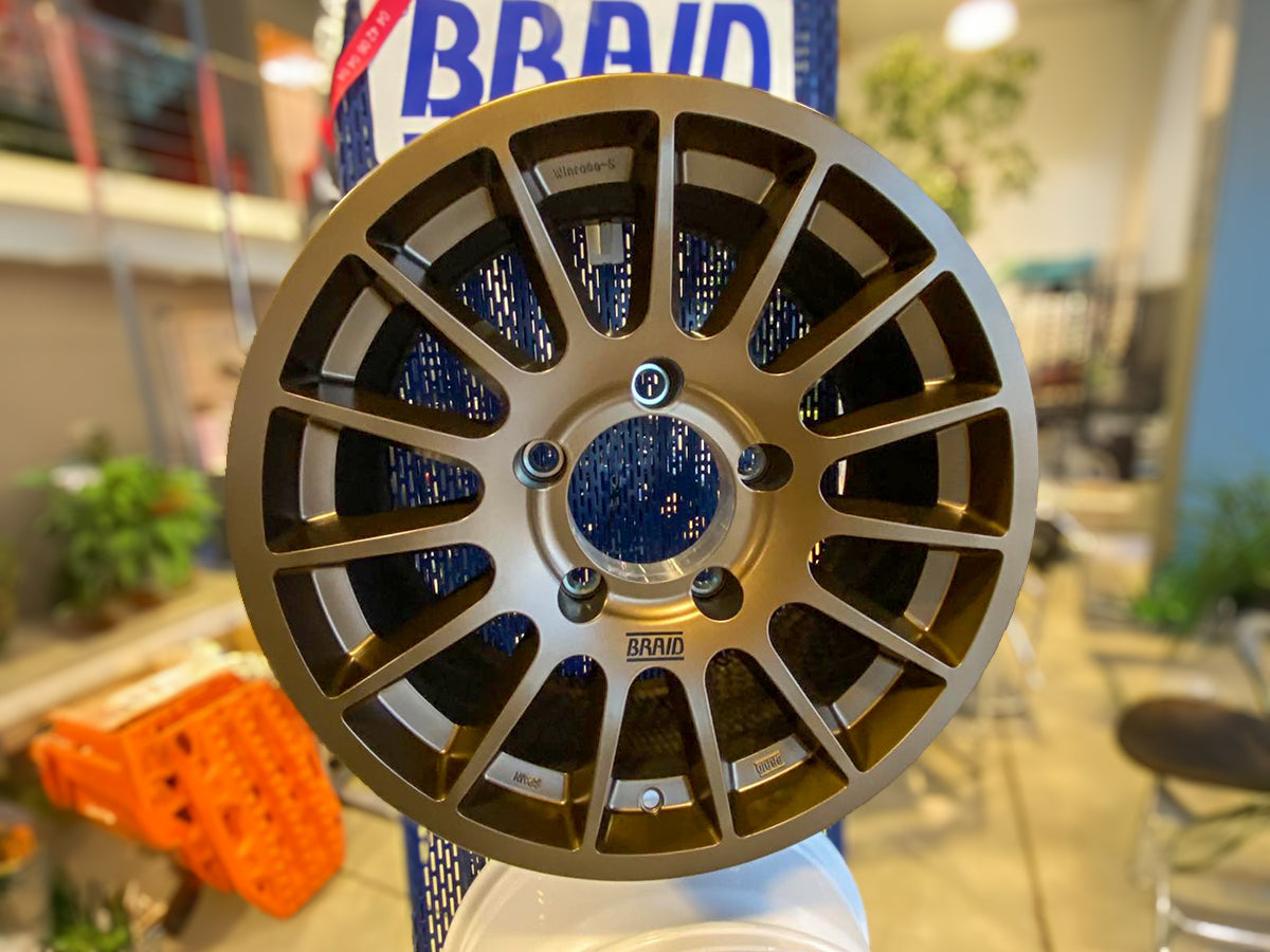 Jante en aluminium BRAID Winrace S Bronze 8x17, 6x139.7, ET40, pour véhicule tout-terrain.