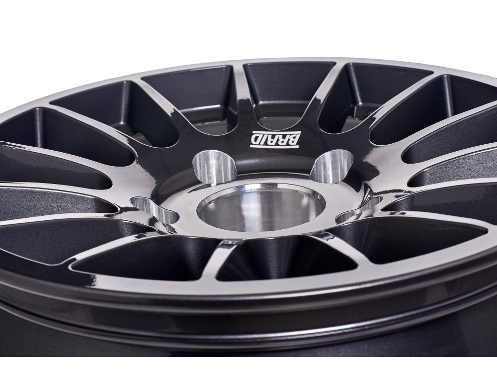 Jante en aluminium BRAID Winrace S grise 8x17, 6x139,7 ET40, pour véhicule tout-terrain.
