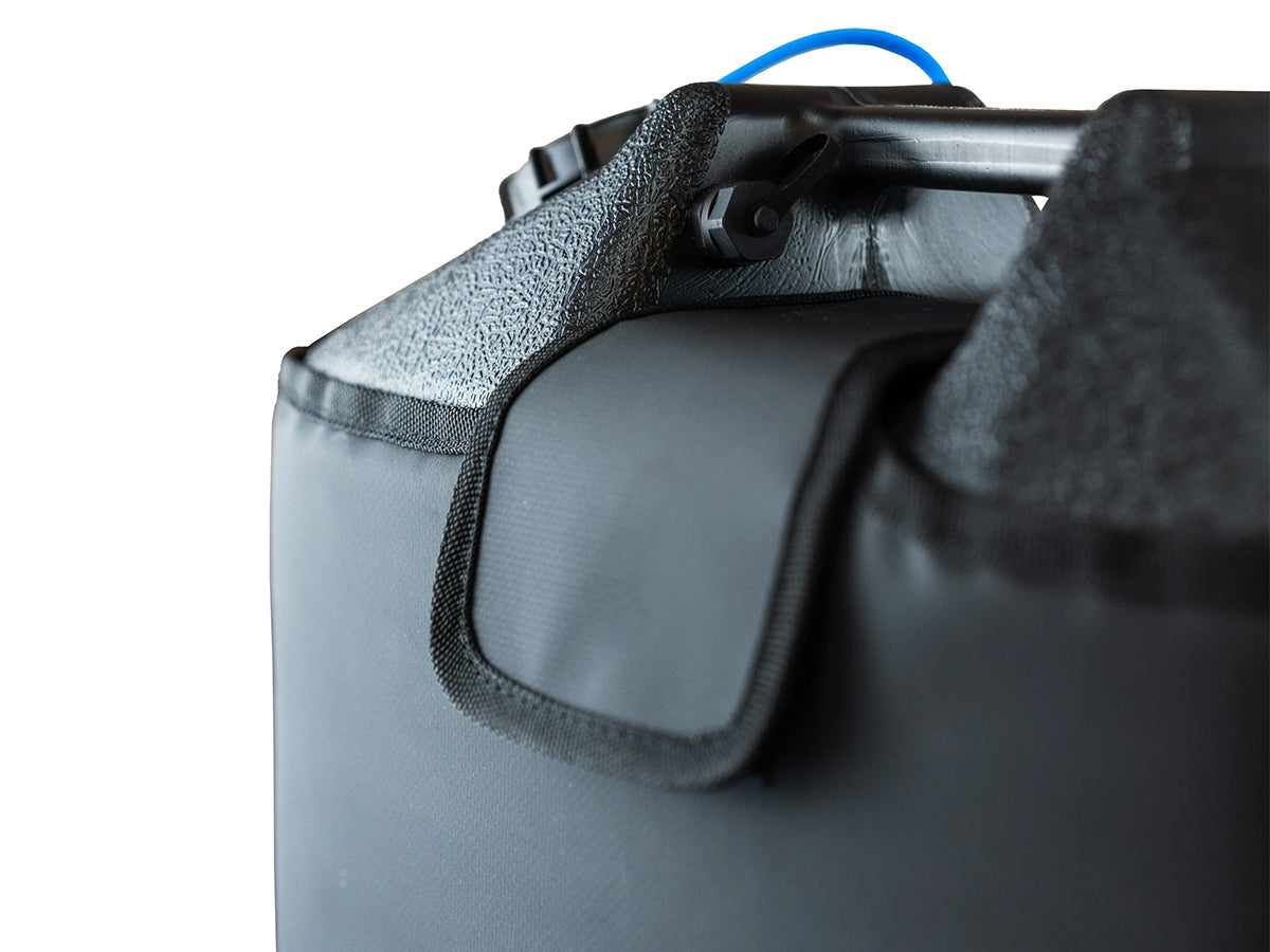 Housse isotherme multicouche ONTAP pour jerrycan douche portable, maintien de la température et protection.