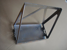 Support en acier pour jerrycan 20L N4 OFFROAD, support universel robuste pour jerrycan, image montrant le support seul.