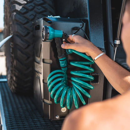 Support de jerrycan noir verrouillable pour jerrycan de 22L de la marque ONTAP, fixé et robuste.