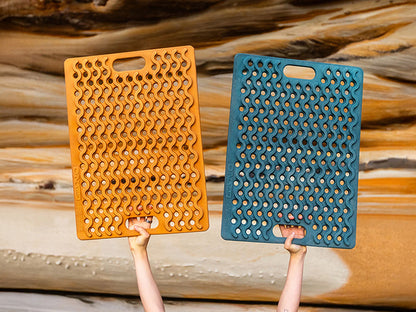 Tapis de douche extérieur ONTAP Mariner Mat beige pour camping et 4x4, enroulé à côté d'un jerrycan, prêt pour l'aventure.