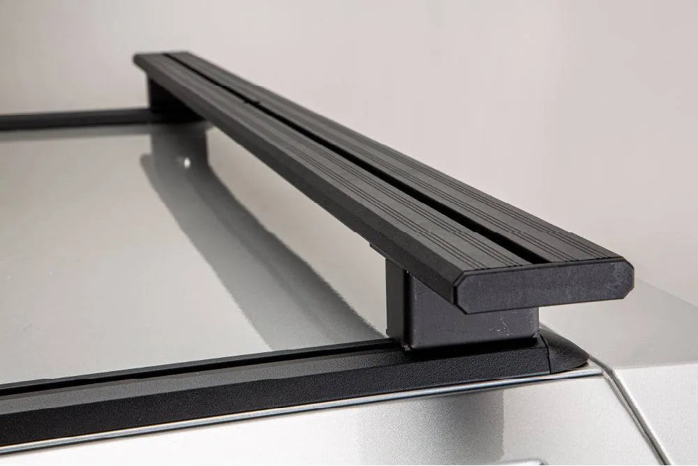 Kit de 2 barres de toit RSI SMARTCAP pour Hardtop, visibles en place sur le toit du véhicule.