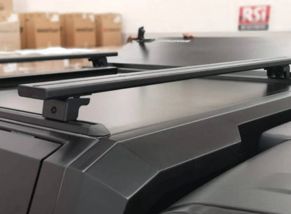 Kit de 2 barres de toit pour Hardtop RSI SMARTCAP, avec supports métalliques, installé sur un véhicule.
