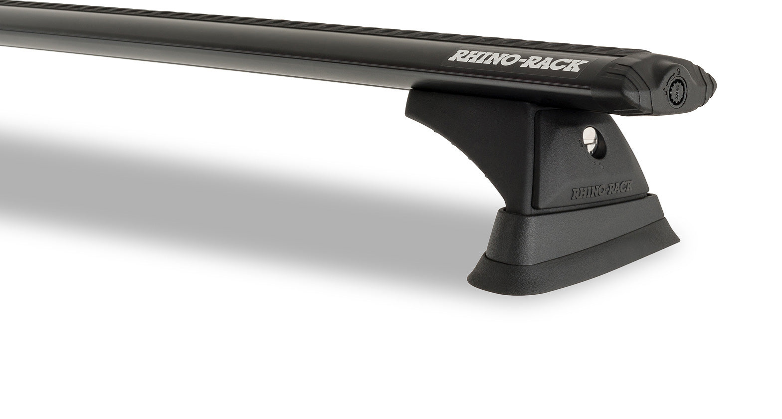 Kit de 3 barres de toit VORTEX pour Land Cruiser 100 (1998-2007) de la marque RHINO-RACK, fixées sur le toit du véhicule.