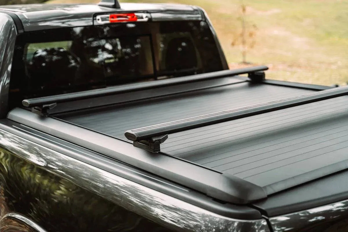 Kit de 2 barres de toit Mountain Top pour couvre-bennes EVO et MTR sur Ford Ranger Raptor 2023, solide et pratique.