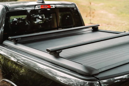 Kit de 2 barres de toit Mountain Top pour couvre-bennes EVO et MTR sur Ford Ranger Raptor 2023, solide et pratique.