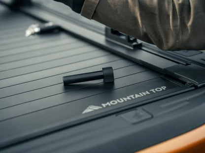 Kit de 2 barres de toit Mountain Top pour Ford Ranger Raptor 2023, compatible avec couvre-bennes EVO et MTR, robustes et pratiques.