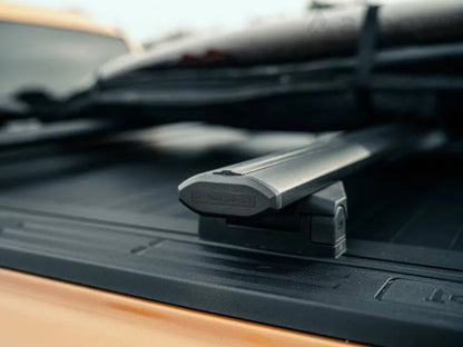 Kit de 2 barres de toit Mountain Top pour Ford Ranger Raptor 2023, compatible avec couvre-bennes EVO et MTR, fixation robuste.