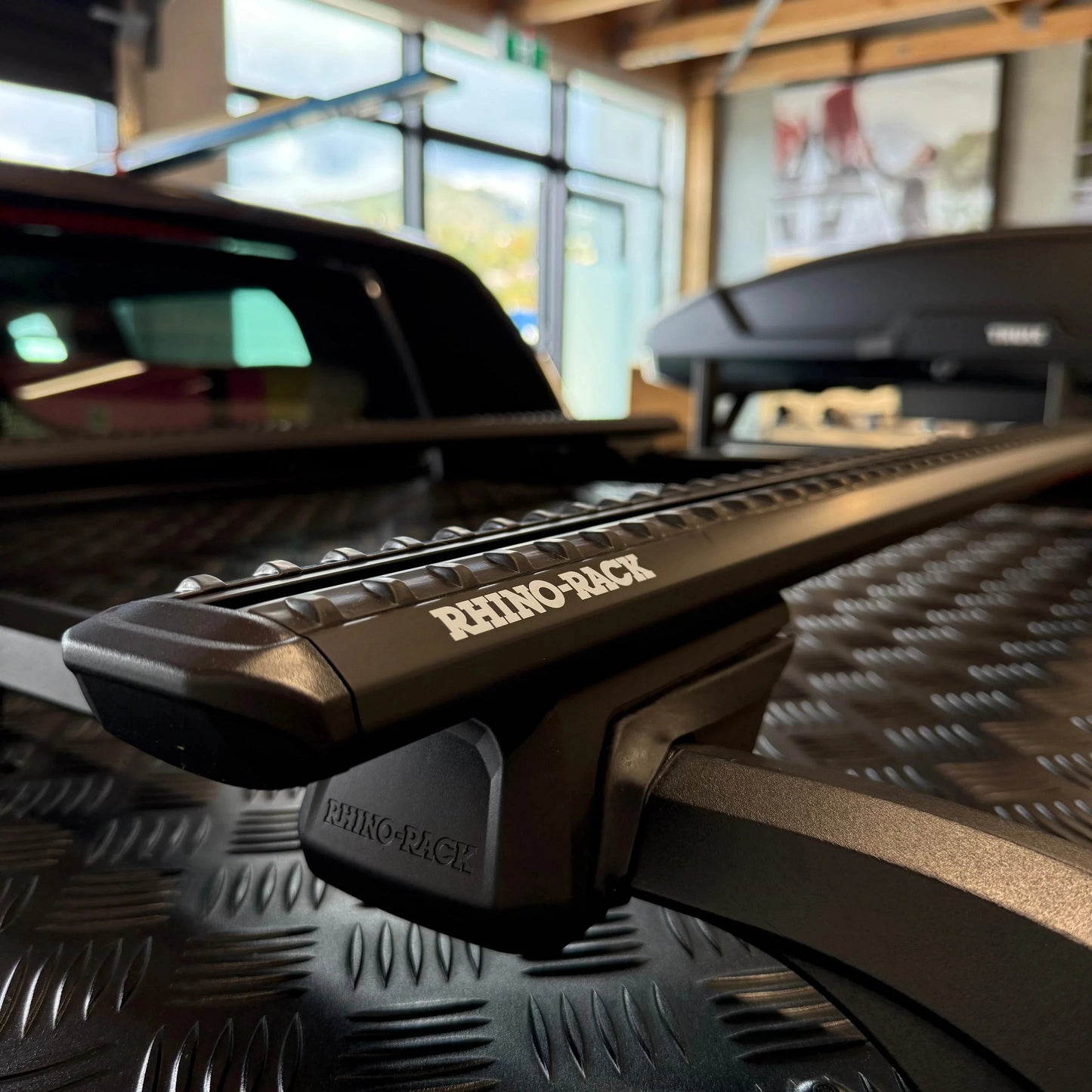 Kit de 2 barres de toit SPORTZ BAR RHINO-RACK pour Ford Ranger, Raptor et Amarok 2023+ avec fixation solide.