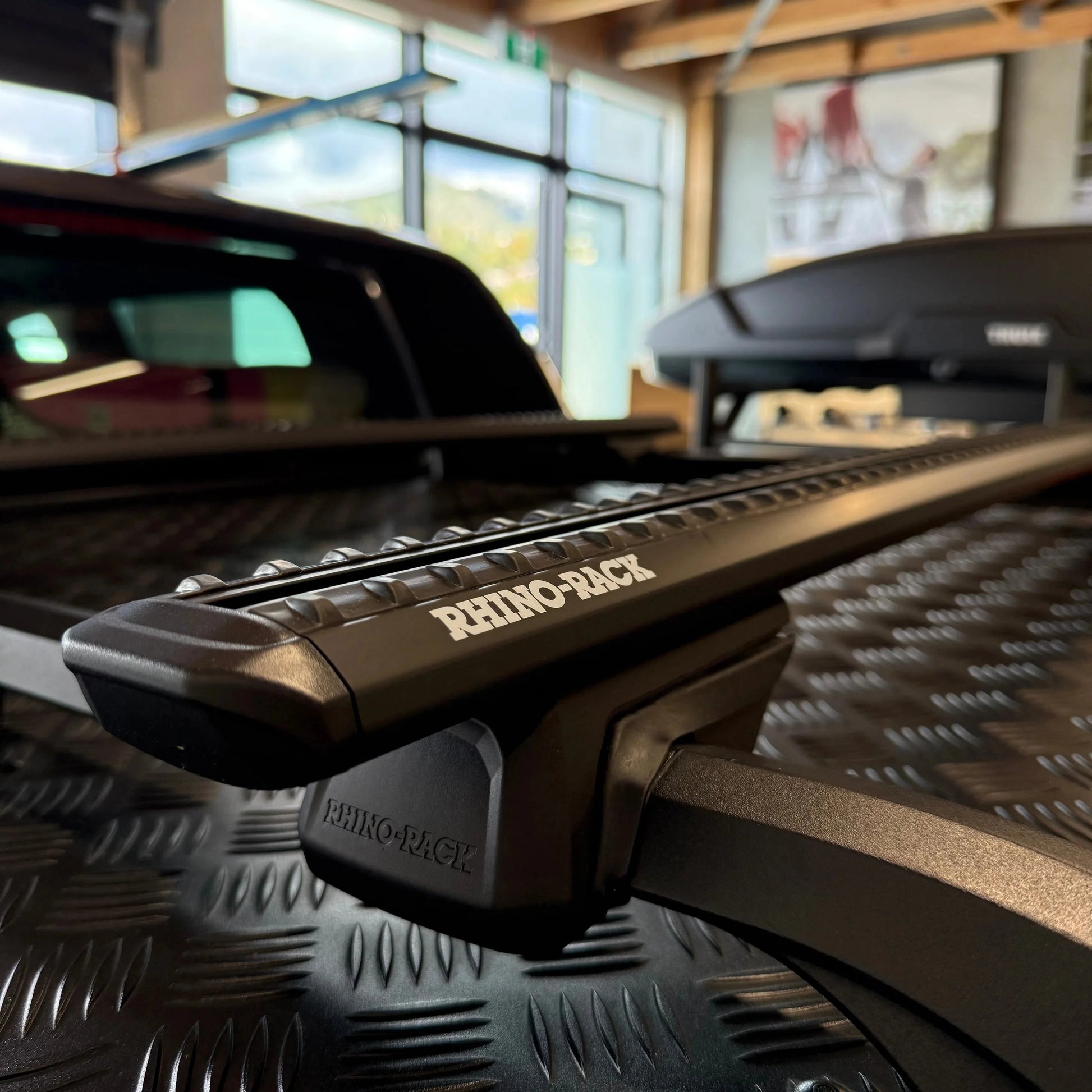 Kit de 2 barres de toit SPORTZ BAR RHINO-RACK pour Ford Ranger, Raptor et Amarok 2023+ avec fixation solide.