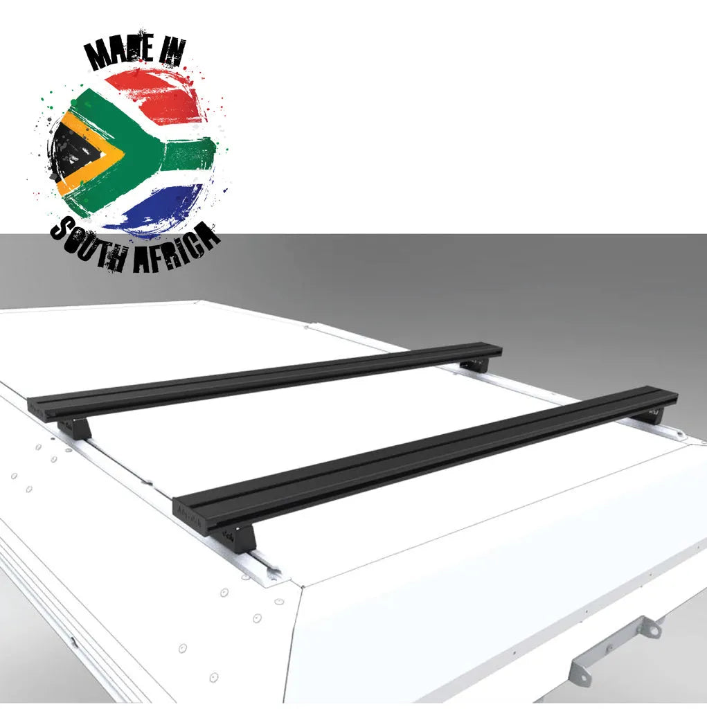 Kit de 2 barres de toit en aluminium Alu-Cab pour véhicule, visibles en position sur le toit.
