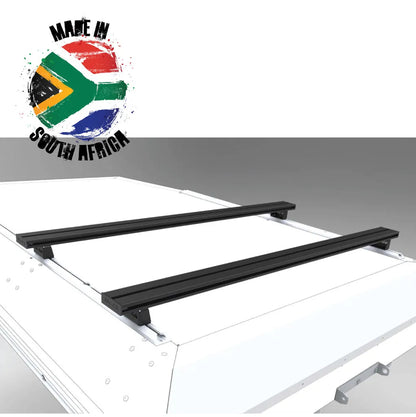 Kit de 2 barres de toit en aluminium Alu-Cab pour véhicule, visibles en position sur le toit.