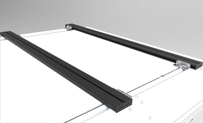 Kit de 2 barres de toit en aluminium Alu-Cab pour véhicule, vues de face avec fixation et profil allongé.