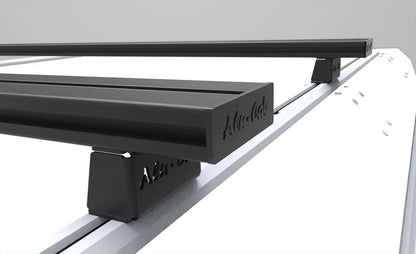 Kit de 2 barres de toit en aluminium Alu-Cab pour véhicule, visible avec fixation et profil robuste.