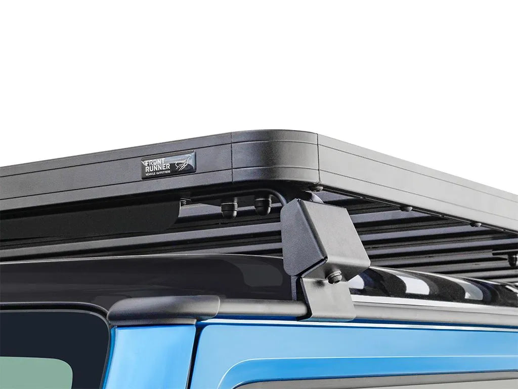 Kit galerie Slimline II Front Runner pour Suzuki Jimny 2018+, galerie de toit robuste et légère avec fixation sécurisée, vue de face.