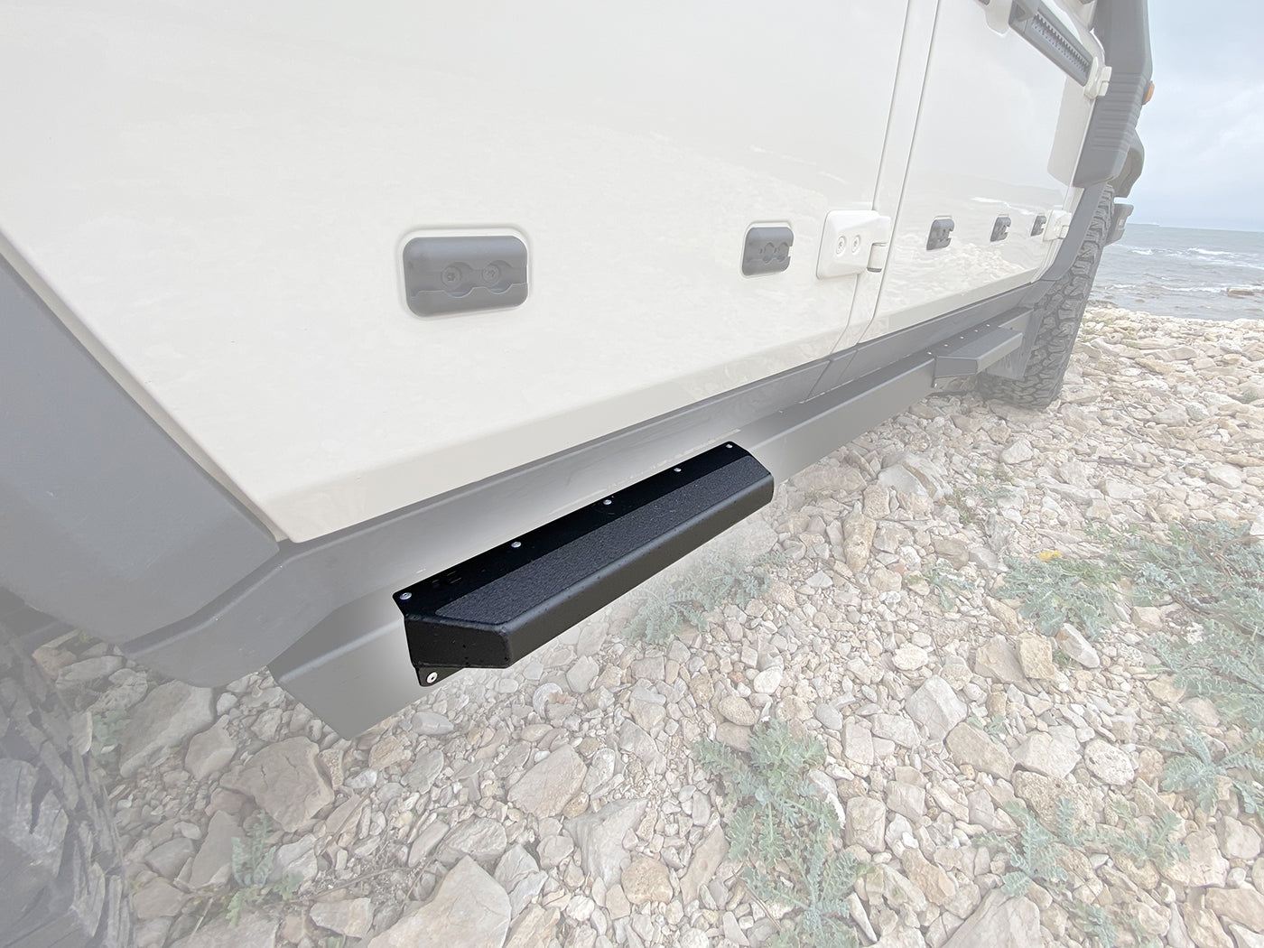 Marche-pieds N4 OFFROAD de 350mm pour profilés rectangulaires de bas de caisse, robuste et adapté aux véhicules tout-terrain.