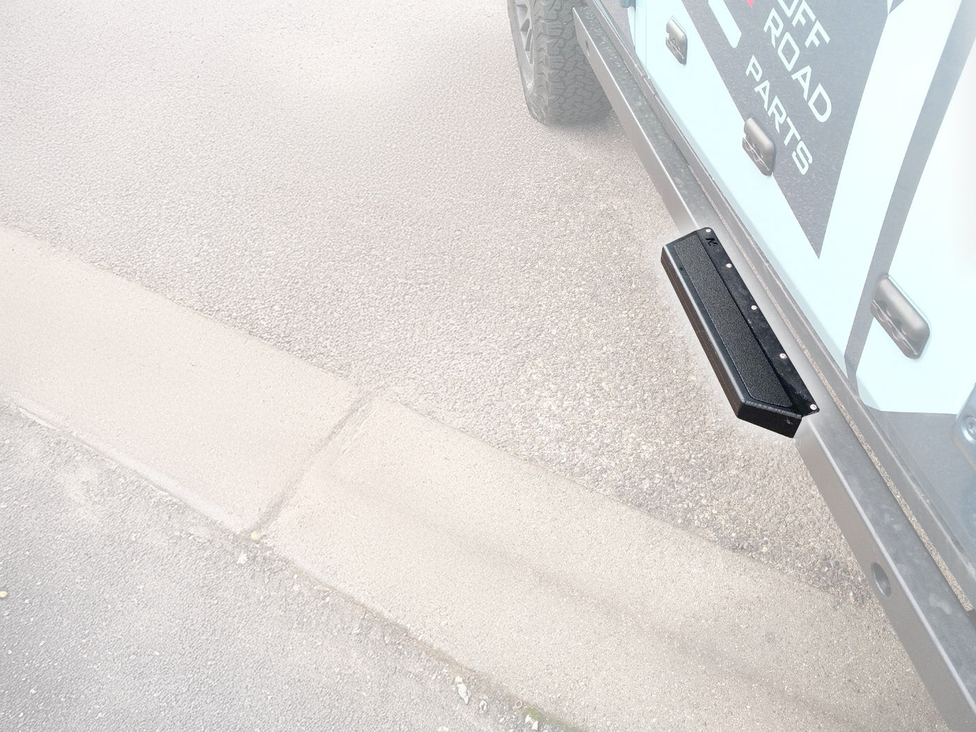 Marche-pieds N4 OFFROAD de 350mm pour profils rectangulaires de bas de caisse, en métal robuste pour véhicule tout-terrain