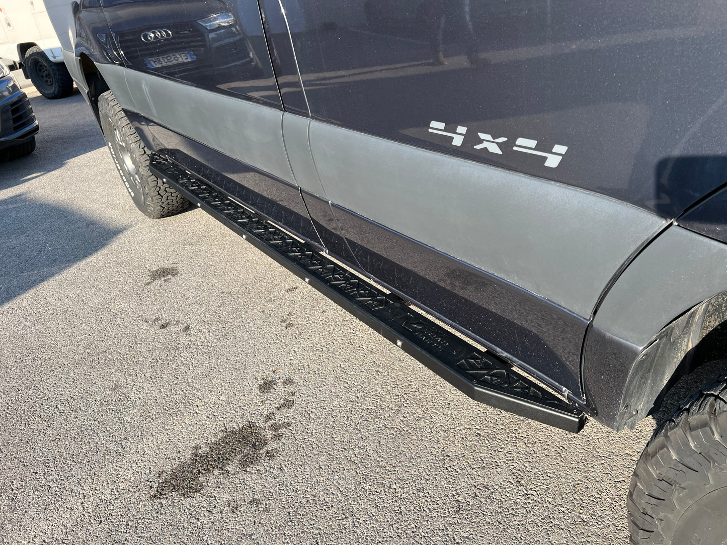 Protection de bas de caisse Mercedes Sprinter W907 N4 OFFROAD, marche-pieds robustes pour un accès sécurisé et une protection durable.