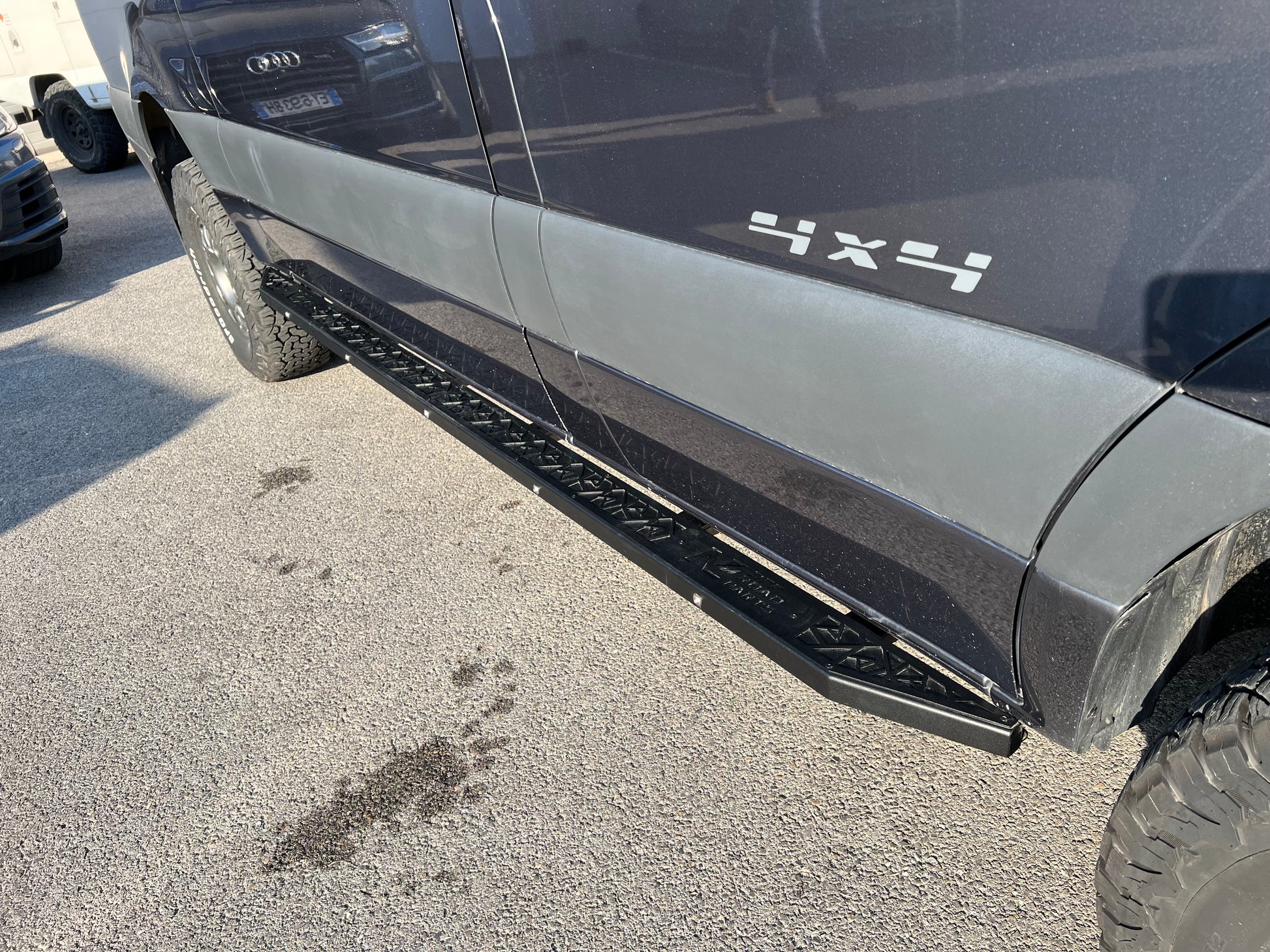 Protection de bas de caisse Mercedes Sprinter W907 N4 OFFROAD, marche-pieds robustes pour un accès sécurisé et une protection durable.