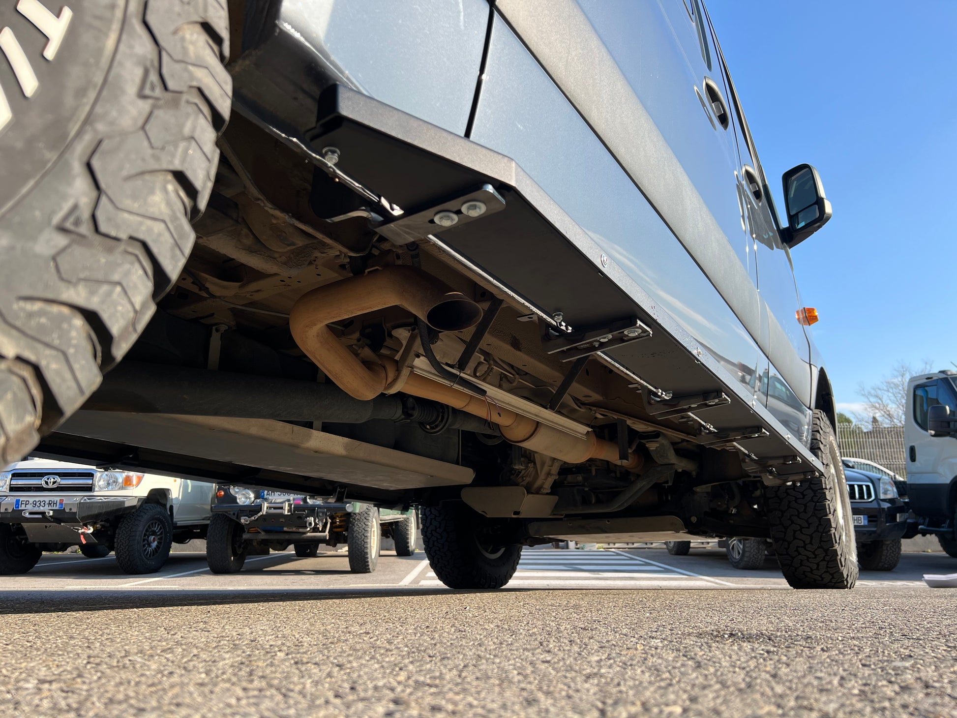 Marche-pieds N4 OFFROAD pour protections de bas de caisse Mercedes Sprinter W907 N4-Offroad, robustes et résistants.