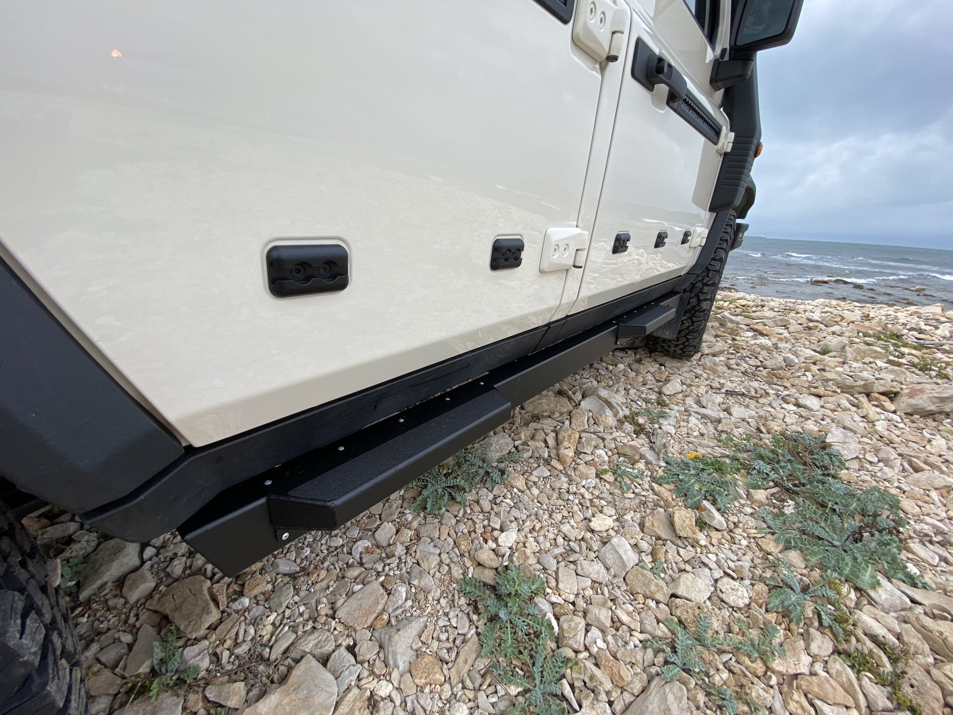 Protections rectangulaires pour bas de caisse Ineos Grenadier, marche-pieds N4 OFFROAD, accessoires tout-terrain robustes.