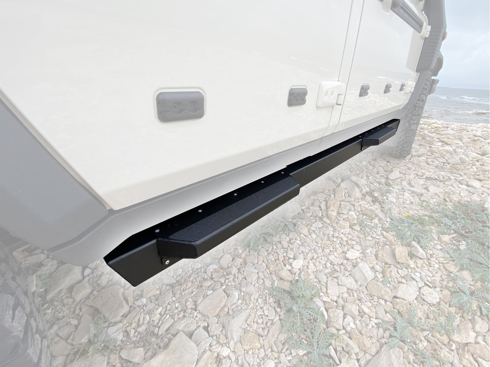 Marche-pieds rectangulaires de protection pour le bas de caisse du N4 OFFROAD pour Ineos Grenadier, robuste et adapté à l'offroad.