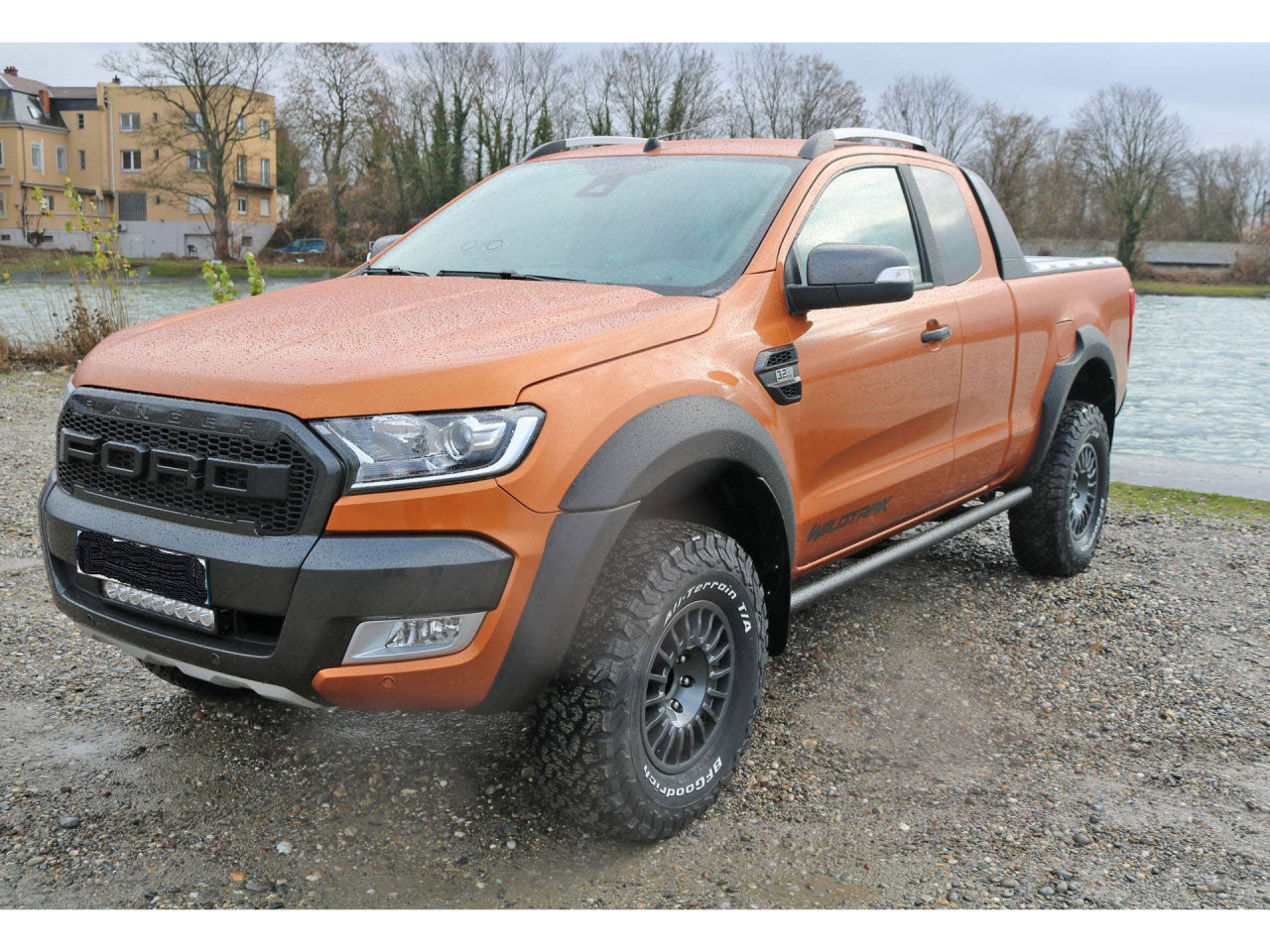Marche-pieds en protection tubulaire pour Ford Ranger N4 OFFROAD, robuste et noir, adapté aux bas de caisse du véhicule tout-terrain.