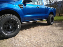 Marche-pieds N4 OFFROAD avec protections tubulaires pour bas de caisse Ford Ranger N4 Offroad, robustes et antidérapants.