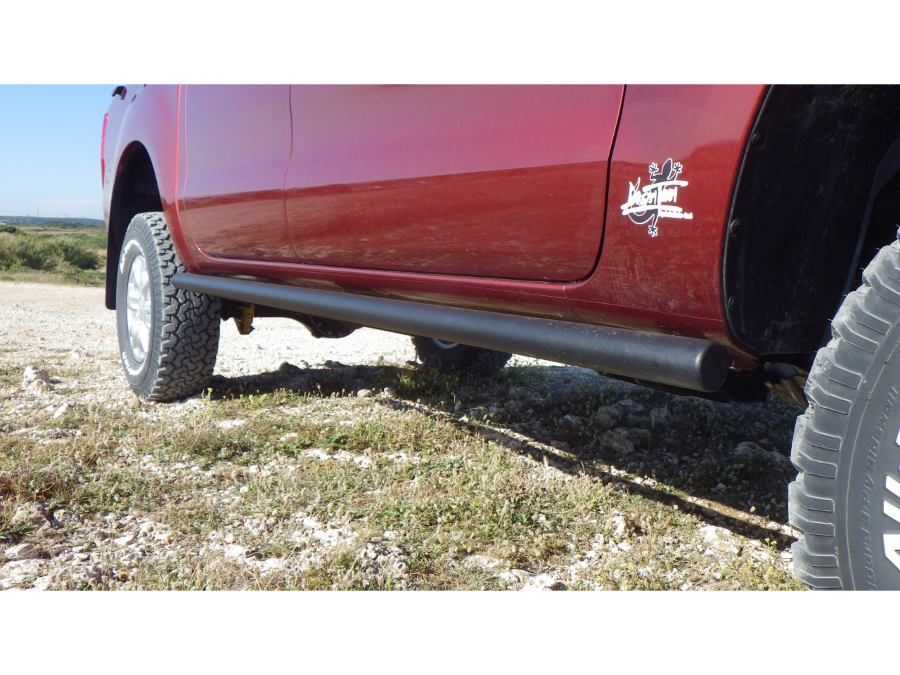 Marche-pieds N4 OFFROAD avec protections tubulaires pour bas de caisse Ford Ranger N4 Offroad, en acier robuste.