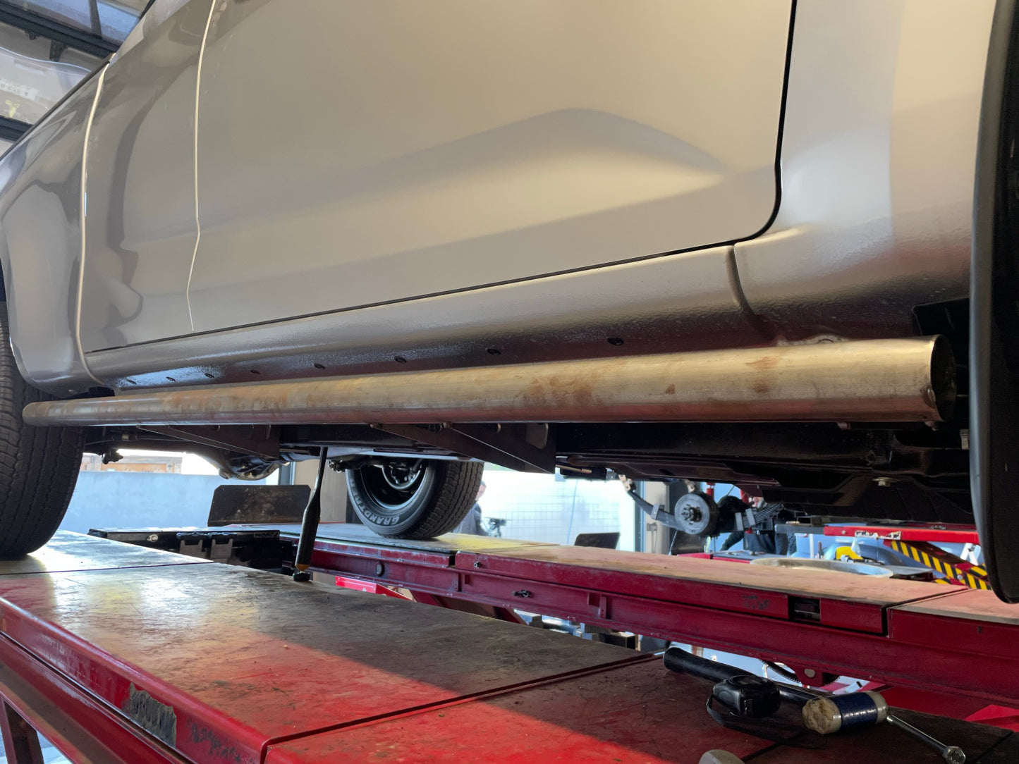 Protections tubulaires de bas de caisse N4 OFFROAD pour Isuzu D-Max 2020, marche-pieds robustes en acier pour usage tout-terrain.