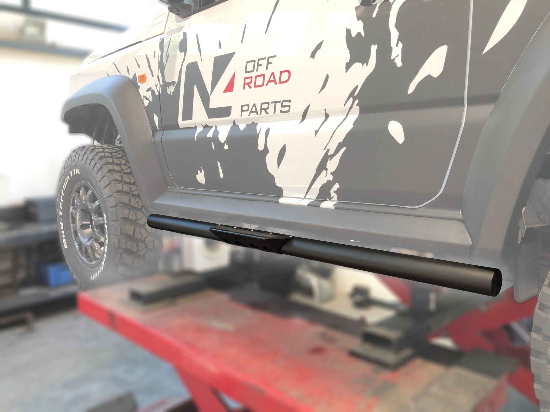 Protections tubulaires de bas de caisse pour Suzuki Jimny GL, marche-pieds N4 OFFROAD, fixation robuste en acier.